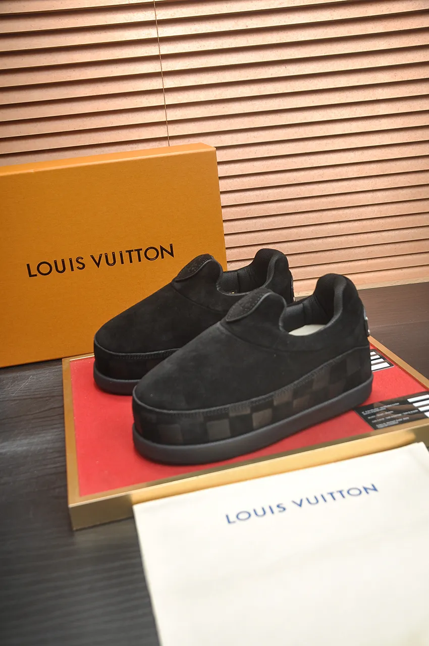 Men's men's shoes💰700💶 🔥New style🔥 LV co-branded nigo, ugly and cute😍Many Internet celebrities have put on their shoes, classic and versatile items.  ❄️Fabric: Imported high mercerized cow suede. ❄️Inner lining: high-grade elastic mesh, ❄️Outsole: original molded outsole, palm print rubber outsole with hidden L letter and Monongram flower ❄️Size: Female 35-41 (Female 41 customized), Male 39-46 (45-46 customized)